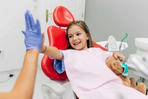 Happy-child-visiting-the-dentist